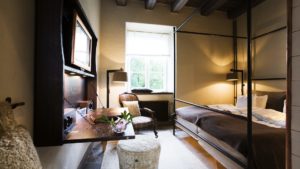 dubbel standrad hotellrum med dubbelsäng och platt-TV