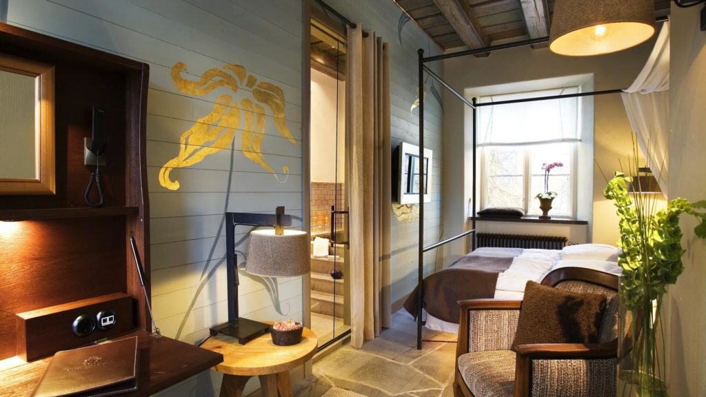 skrivbord i hotellrum