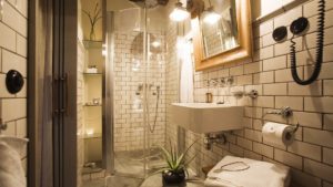 113 Under Takåsarna badrum