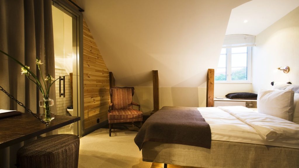 Vindsrum med 140cm queenbed