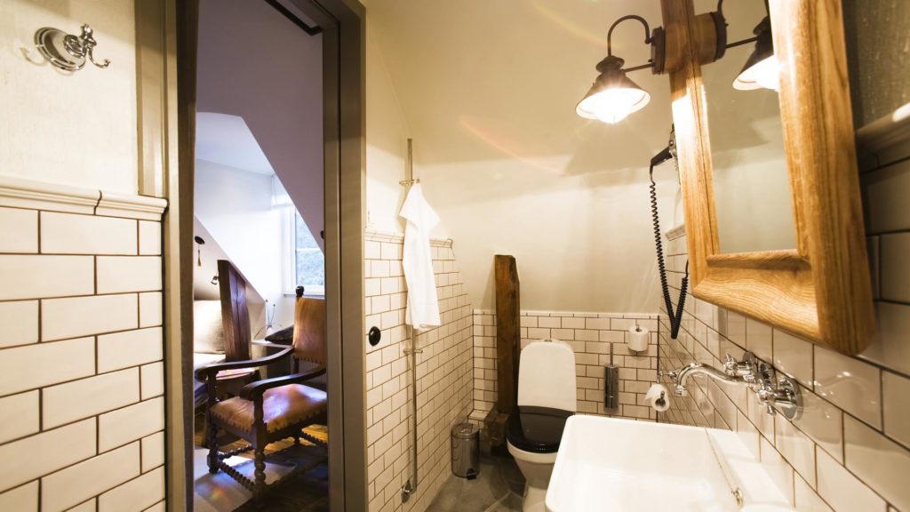 badrum i hotellrum med taolett och handfat