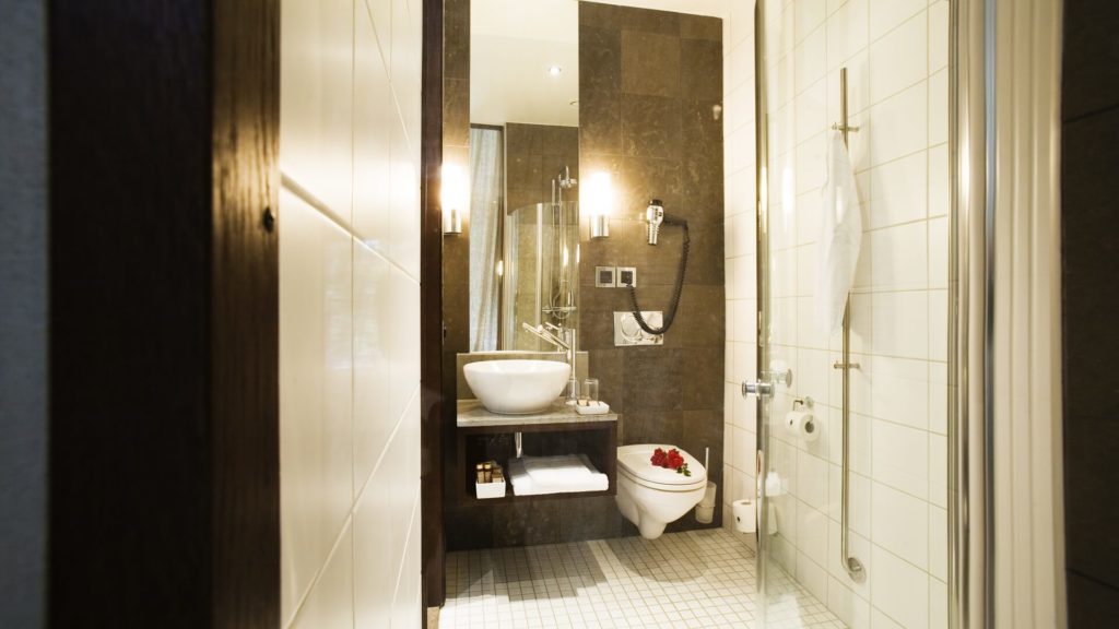 badrum med vägghängd toalett