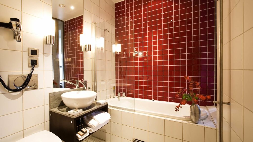 badrum i superiorrum med rött kakel