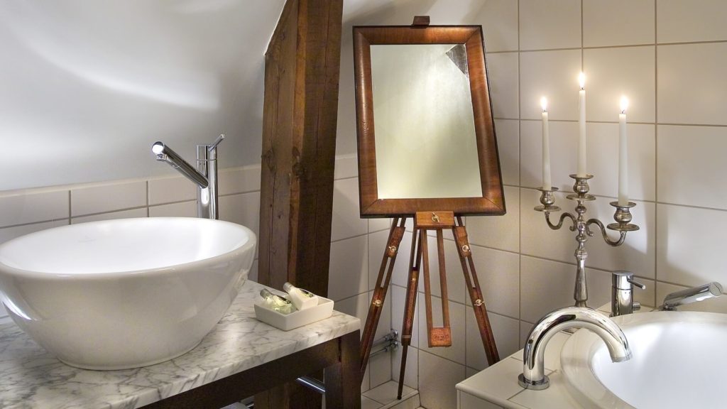 spegel på stativ i badrum