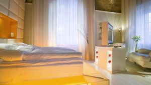 Torstensson Juniorsvit med högt till tak i slottets flygel